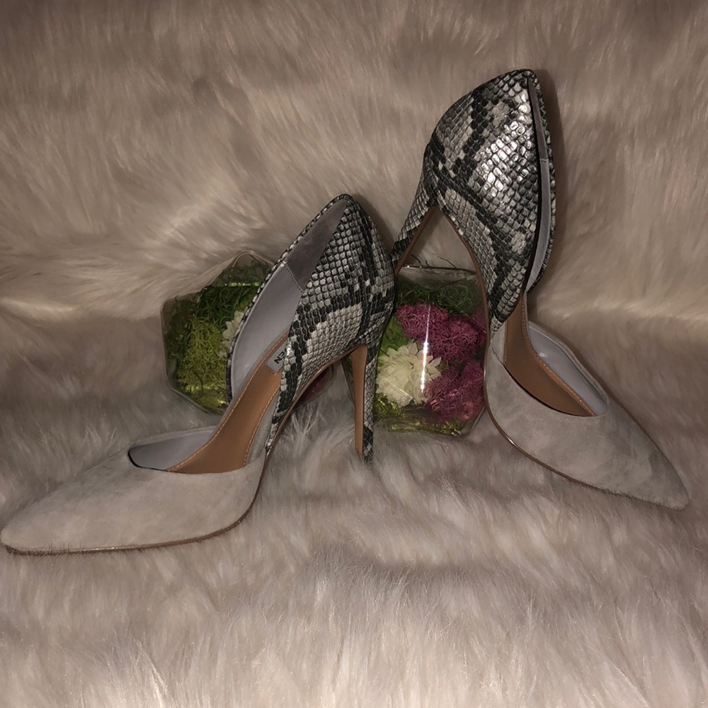 Gray suede pumps with snake patent leather